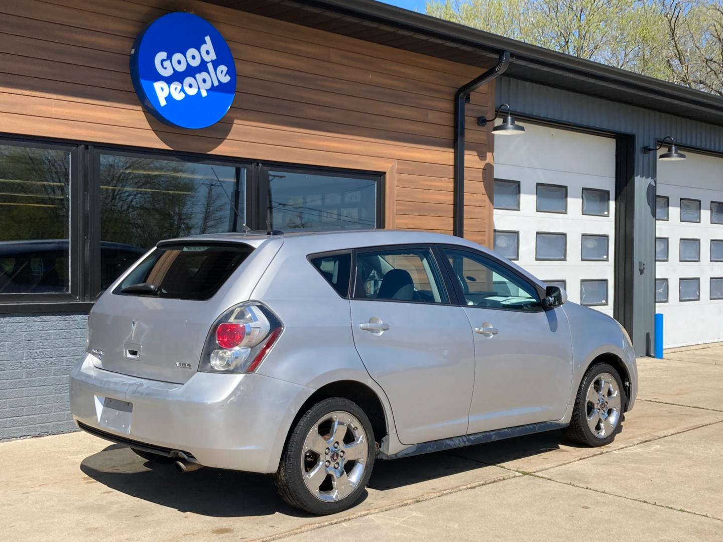 2009 Bright Silver Met Pontiac Vibe 2.4L (5Y2SP67099Z) with an 2.4L L4 DOHC 16V engine, 4-Speed Automatic Overdrive transmission, located at 1800 South Ihm Blvd, Freeport, IL, 61032, (815) 232-5543, 42.278645, -89.607994 - Photo#1